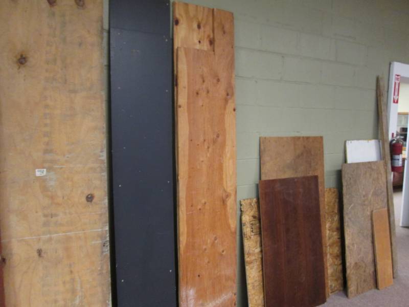 lot 130 image: Lot of assorted plywood and other b...