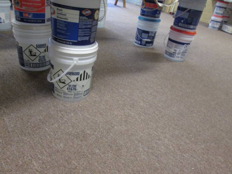 lot 136 image: Lot of 20 assorted buckets with lid...