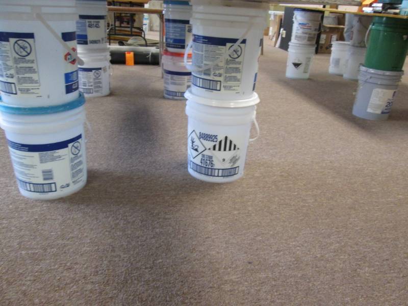 lot 137 image: Lot of 20 assorted buckets with lid...
