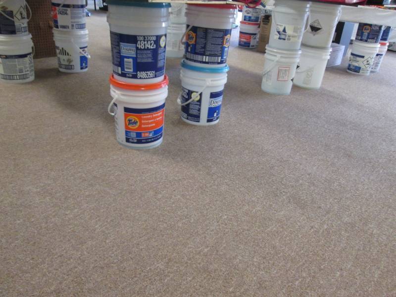 lot 138 image: Lot of 20 assorted buckets with lid...