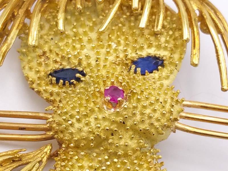 lot 12 image: High-end 18k Italian Designer Lion Pin set with Sapphires and a Ruby