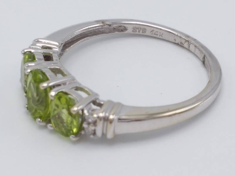 lot 25 image: Juicy Peridot and Diamond Estate Ring in 14k White Gold