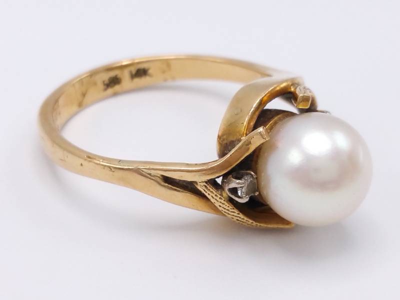 lot 38 image: Beautiful Large Lustrous Pearl and Diamond Estate Ring in 14k Yellow Gold