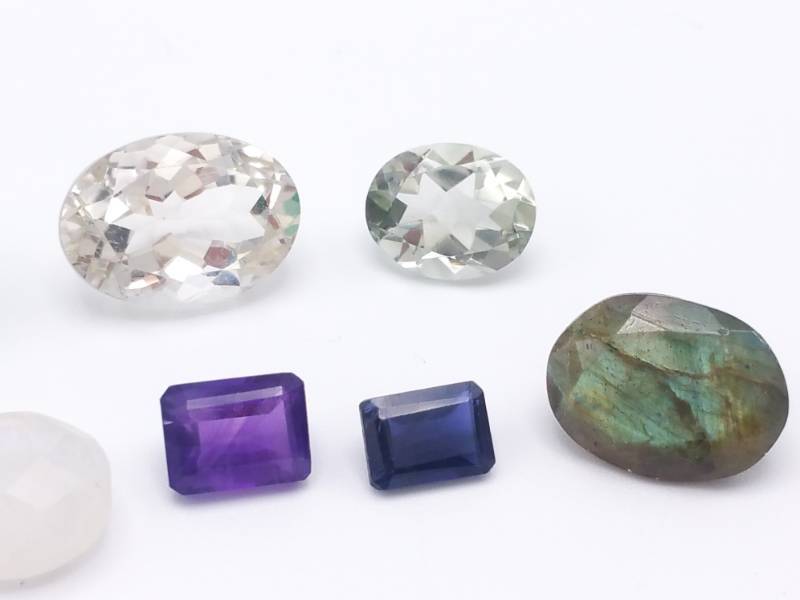 lot 58 image: 38.75 Carats of Gemstones Emerald, Labradorite, Topaz, Amethyst, etc.