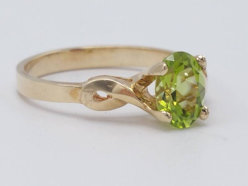 lot 63 image: Green Tourmaline Estate Ring in 10k Yellow Gold