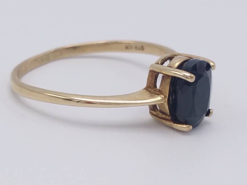 lot 64 image: Classic Blue Sapphire Solitaire Estate Ring in 10k Yellow Gold