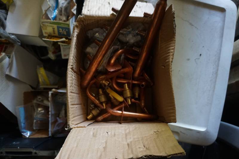 lot 32 image: 1 Lot of Assorted Pex Shark Bite Copper & Plastic Fittings