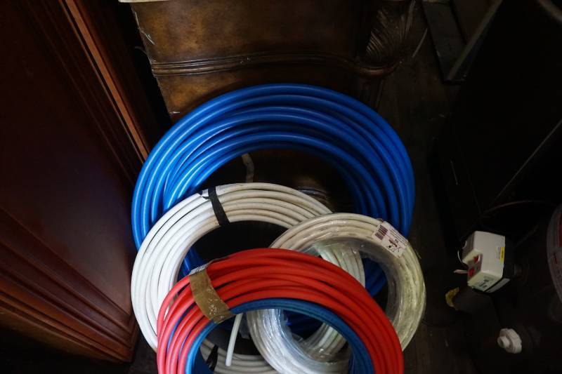 lot 31 image: 1 Lot of Assorted Pex Shark Bite Water Tubing