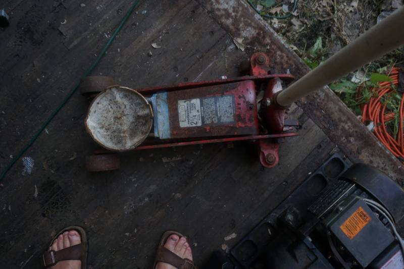 lot 16 image: 2 14 Ton Hydraulic Floor Jack