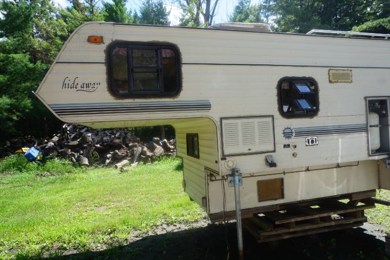 lot 6 image: 1990 Sun Lite Hide Away Pick Up Truck Bed Camper