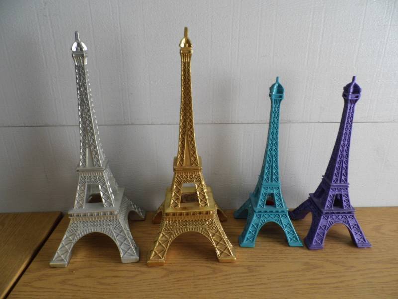 lot 23 image: Eiffel Tower Statues