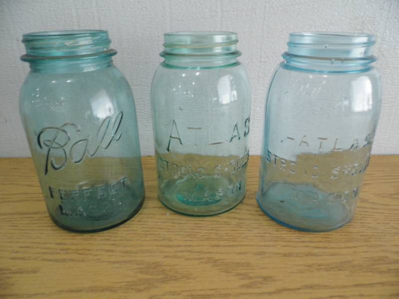 lot 35 image: Antique Quart Jars