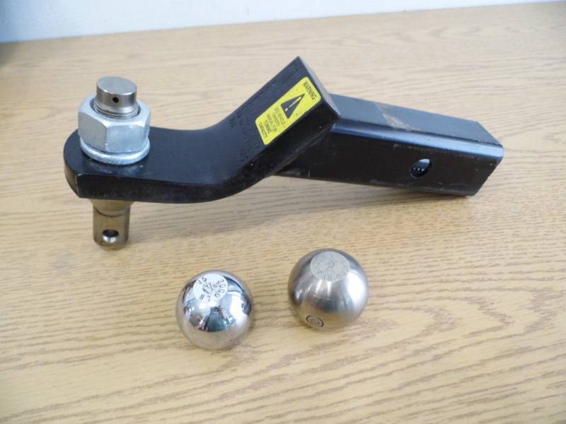lot 47 image: Receiver Hitch w 2 Balls