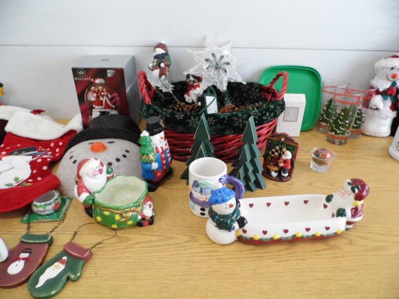 lot 65 image: Christmas Dcor