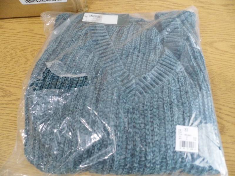 lot 107 image: Case of 6 Ladies Sweaters