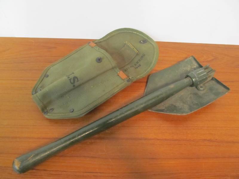 lot 16 image: Original Vintage WW2 Folding Foxhole Shovel wCase