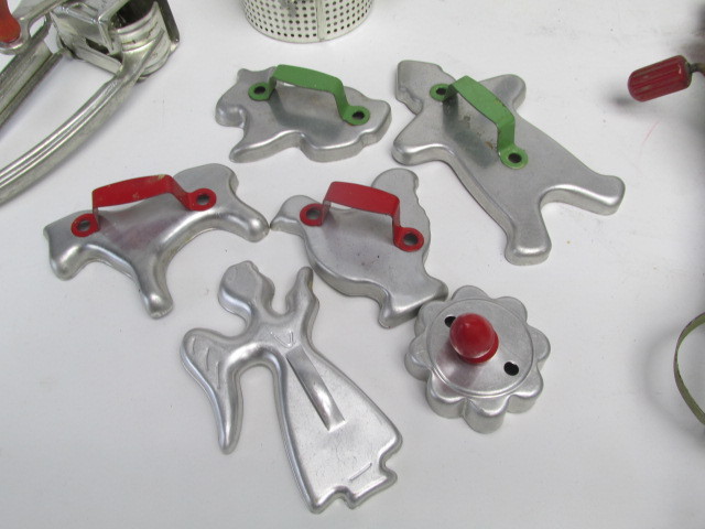 lot 66 image: Lot of Vintage Kitchen Items Utensils etc