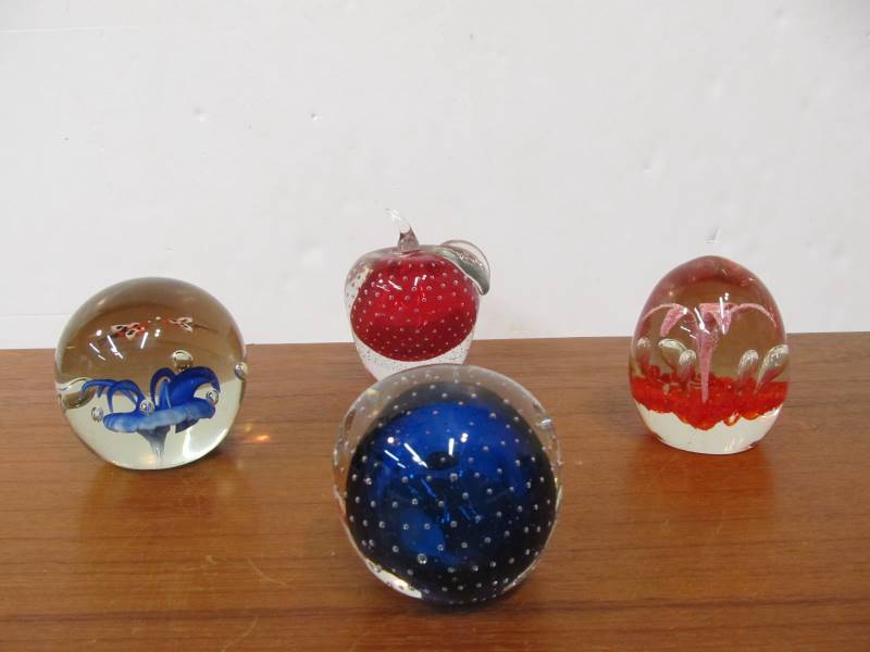 lot 26 image: Group of Vintage Art Grass Paperweights #3