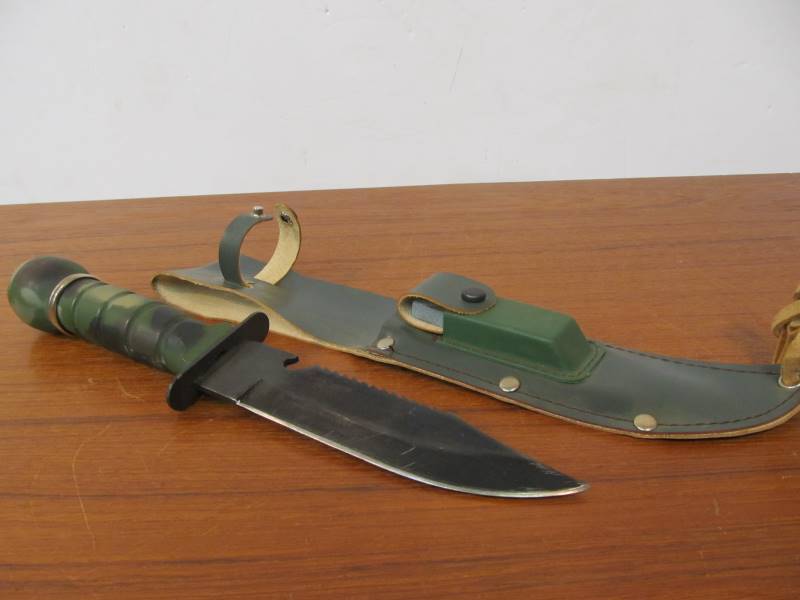 lot 39 image: Fixed Bladed Survival Knife wCompass
