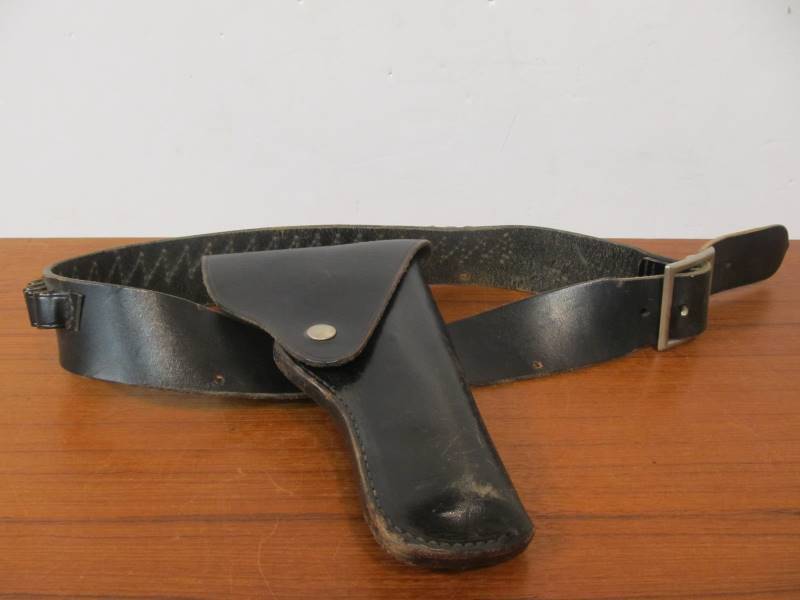 lot 77 image: Vintage BIANCHI Leather Gun Belt w .45 Auto Gun Holster