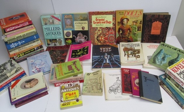 lot 111 image: Large Lot of Antiques Price Guides & Collector Books