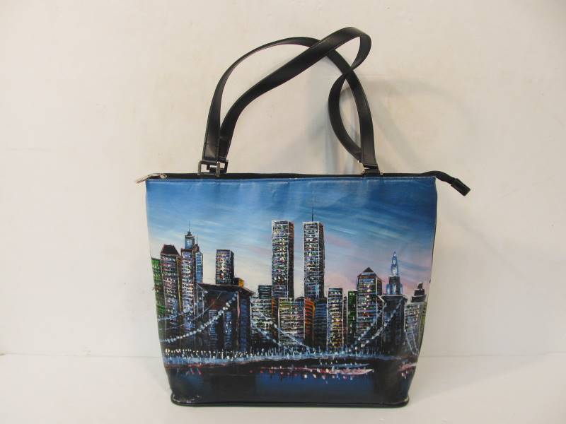lot 185 image: Hand Painted NEW YORK Skyline Scene Purse wTwin Towers