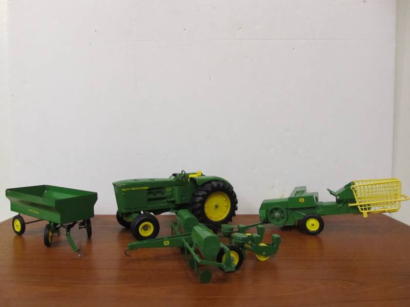 lot 198 image: Group of Larger Vintage JOHN DEERE Diecast Farm Toys