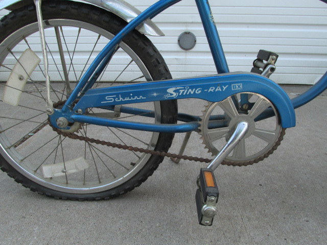 lot 131 image: Vintage 1977 Schwinn STING-RAY BX Blue BMX Bicycle