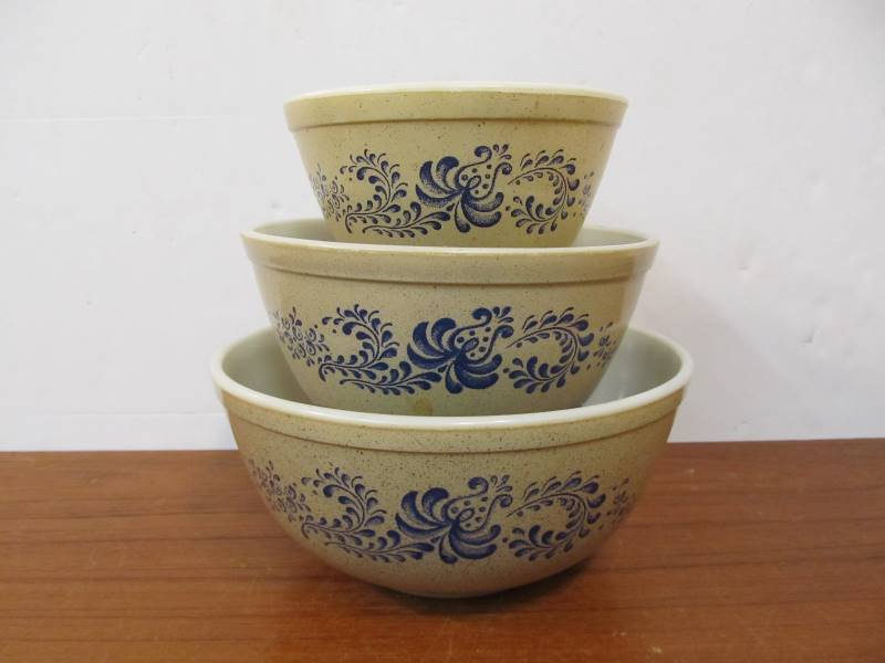 lot 239 image: Set of 3 PYREX Nesting Bowls