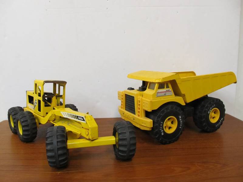 lot 167 image: Large Vintage Metal TONKA & NYLINT Construction Vehicle Toys