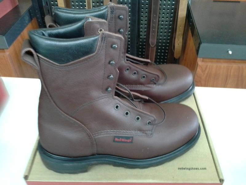 lot 563 image: Red Wing 608  Size 9.5 EE Mens Boots