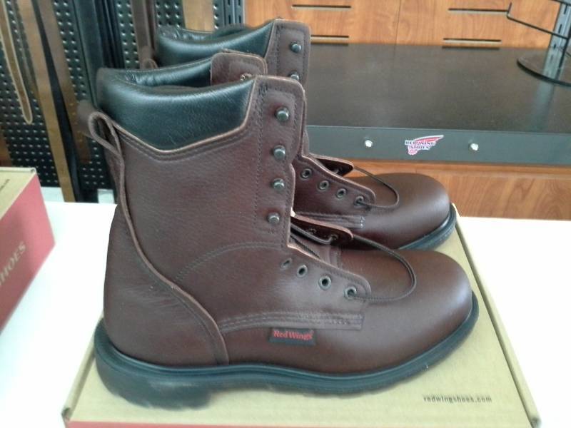 lot 564 image: Red Wing 608  Size 9.5 D Mens Boots