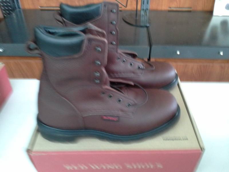 lot 565 image: Red Wing 608  Size 9.5 EE Mens Boots