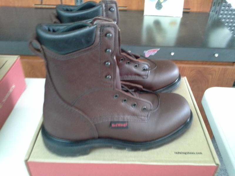 lot 566 image: Red Wing 608  Size 9 D Mens Boots