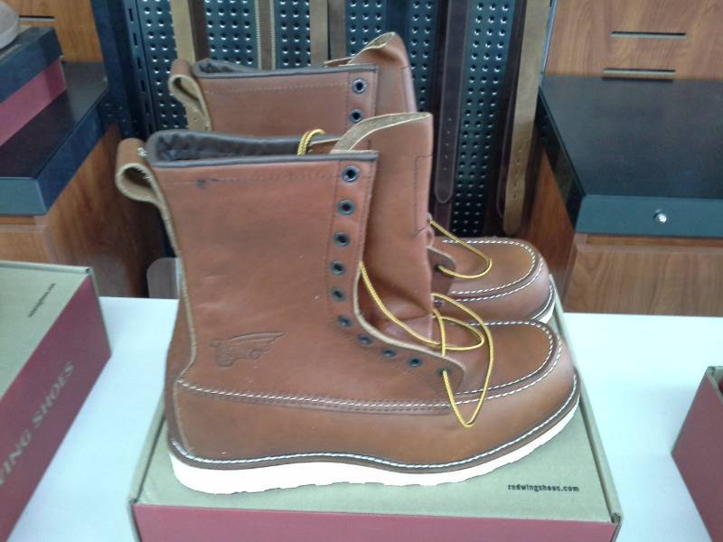 lot 601 image: Red Wing 10877  Size 11.5 EE Mens Boots