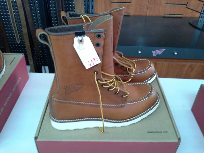 lot 602 image: Red Wing 10877  Size 9 D Mens Boots