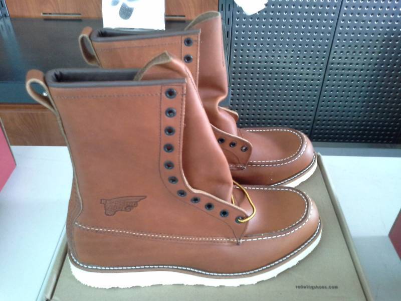 lot 605 image: Red Wing 10877  Size 12 D Mens Boots