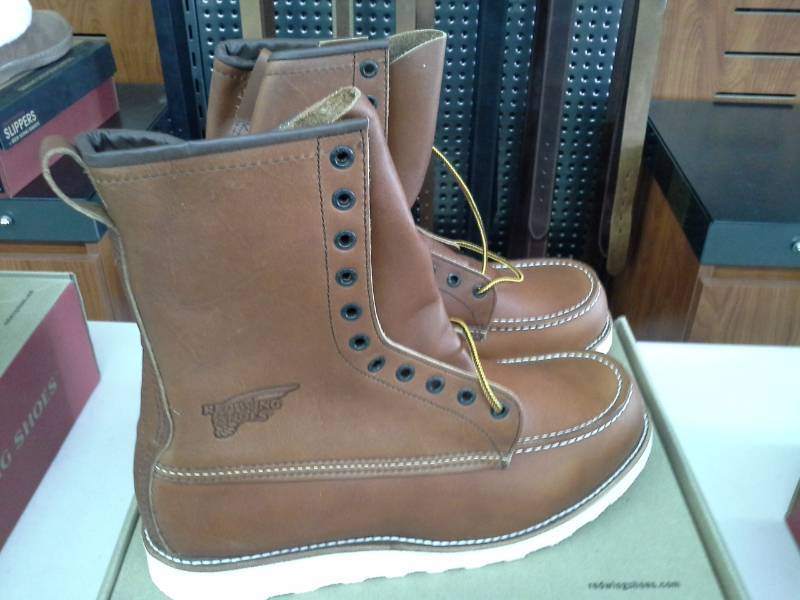 lot 610 image: Red Wing 10877  Size 11 EE Mens Boots