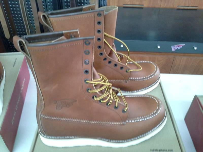 lot 611 image: Red Wing 10877  Size 10.5 E Mens Boots