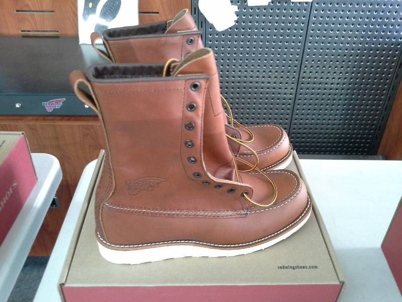 lot 614 image: Red Wing 10877  Size 9 E Mens Boots