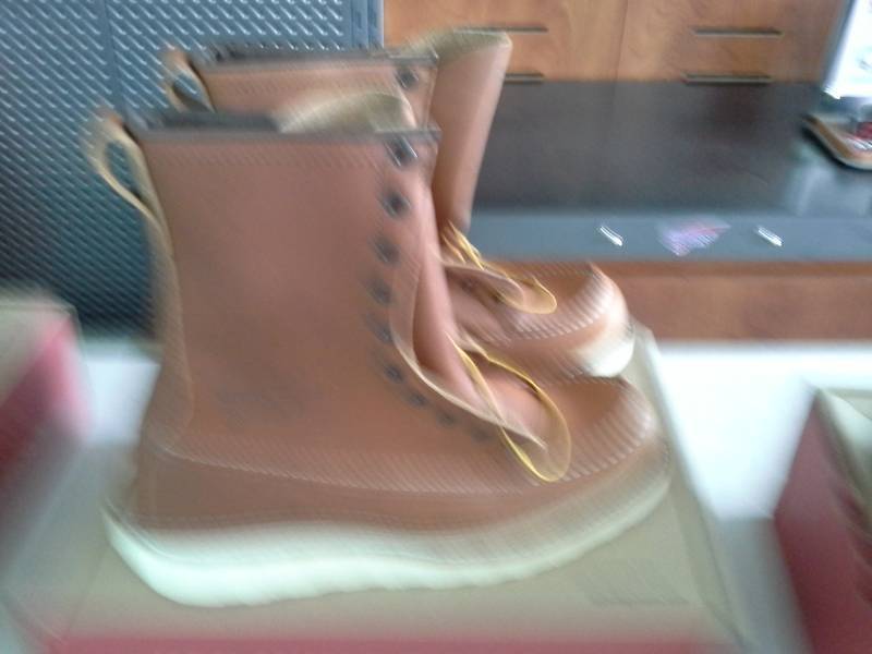 lot 616 image: Red Wing 10877  Size 9 EE Mens Boots
