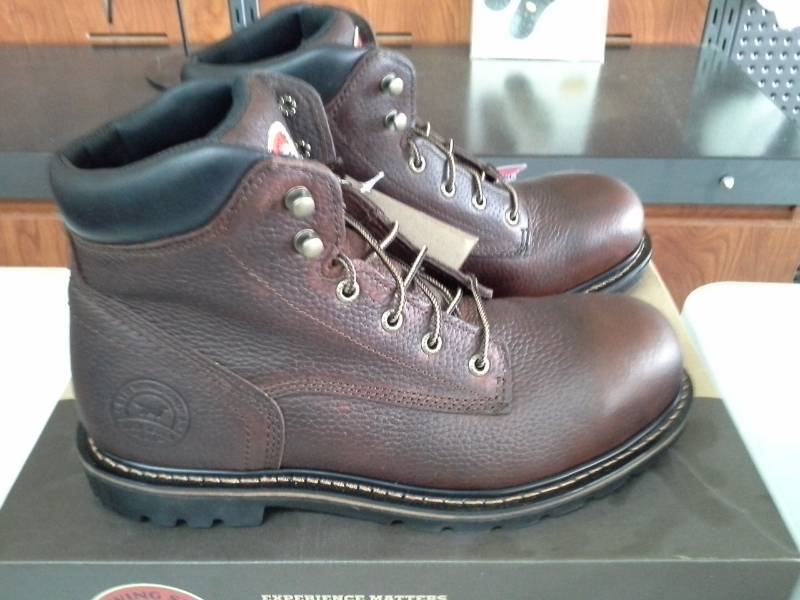 lot 697 image: Red Wing Irish Setter 83604  Size 10 D Mens Work 6in. Farmington Safety Toe Boots