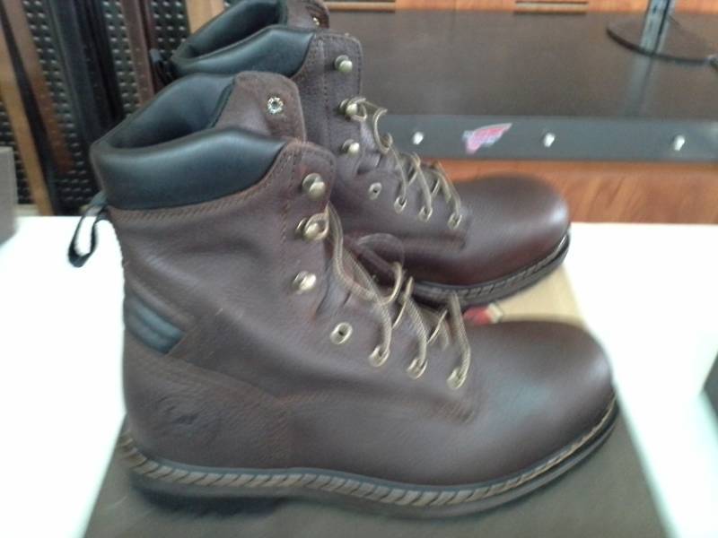 lot 704 image: Red Wing Irish Setter 83804  Size 10 D Mens Work 8in. Farmington Safety Toe Boots
