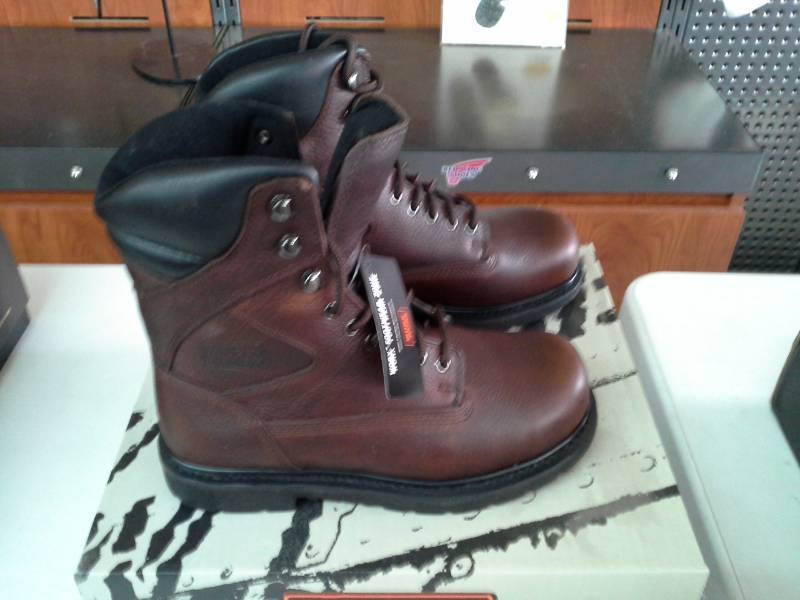 lot 732 image: Red Wing 5526  Size 8 W Mens Boots