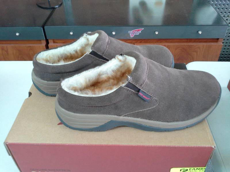 lot 734 image: Red Wing 97524  Size 10  Mens Chocolate Alpine II Slippers