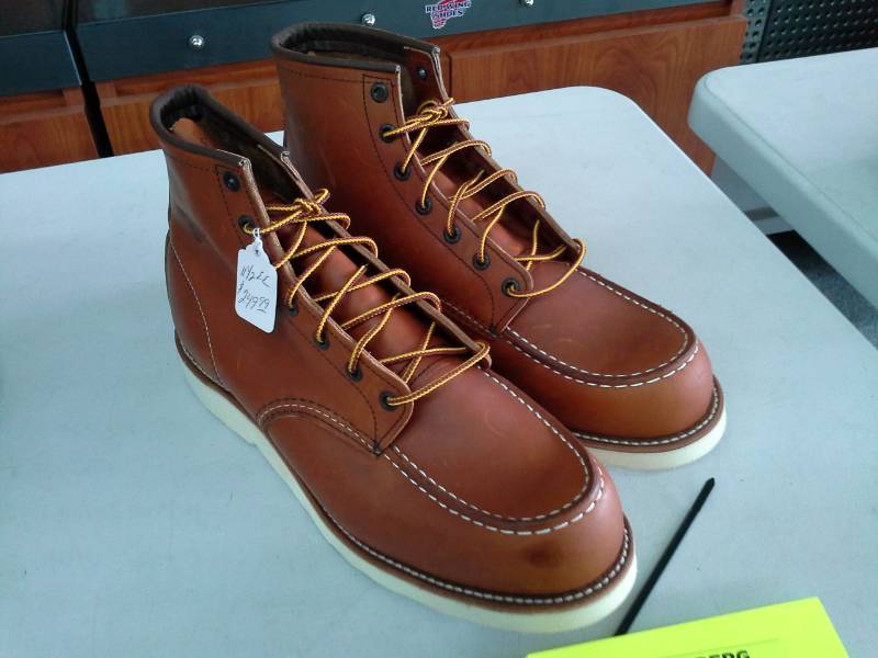 lot 745 image: Red Wing 10875  Size 11.5EE  Mens Boots