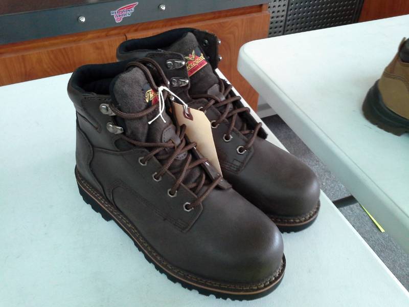 lot 755 image: Thorogood 90240  Size 9  Mens Boots
