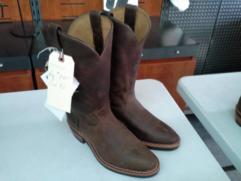 lot 775 image: Chippewa Boots 29300  Size 8 D Mens Boots