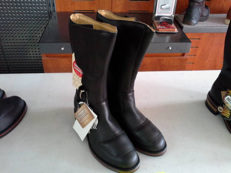 lot 790 image: Chippewa Boots 27862  Size 10 E Mens Boots