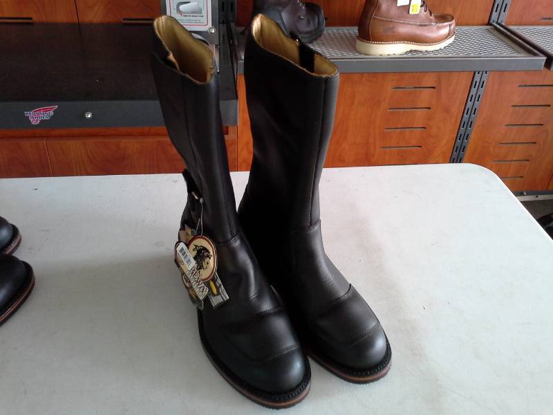 lot 791 image: Chippewa Boots 27862  Size 8.5 E Mens Boots